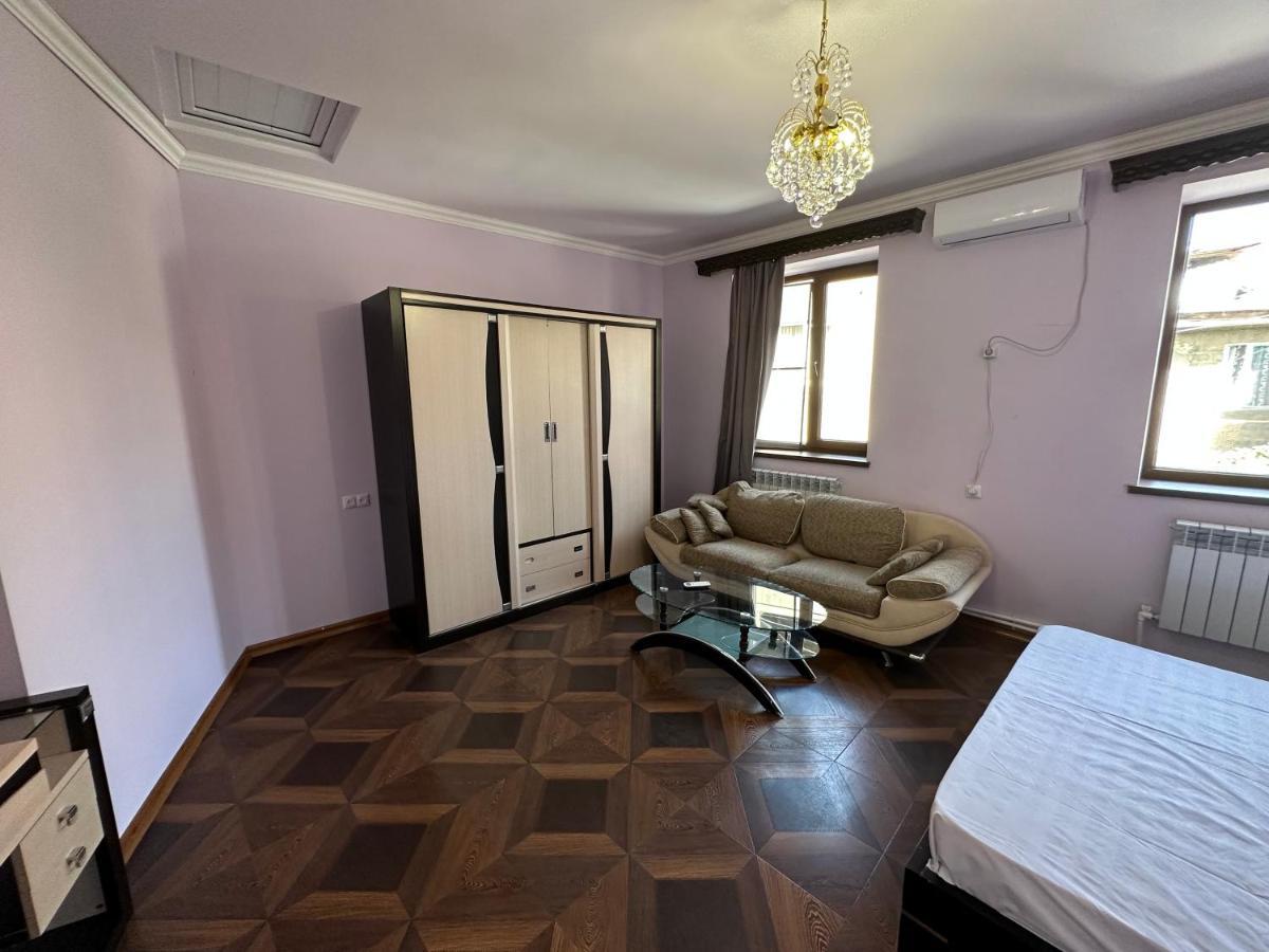 Favorit Hotel-Hostel Ереван Экстерьер фото